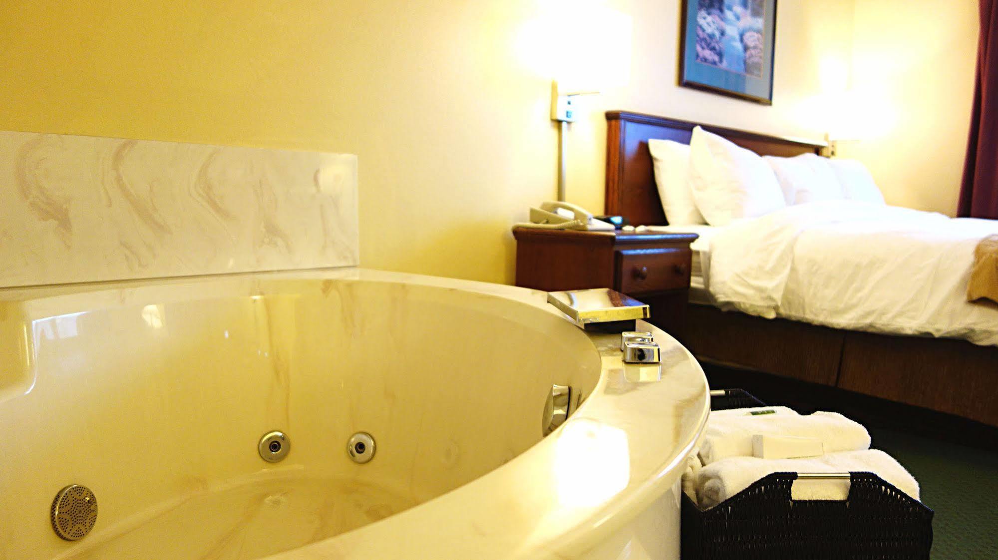 Country Inn River Falls Екстер'єр фото